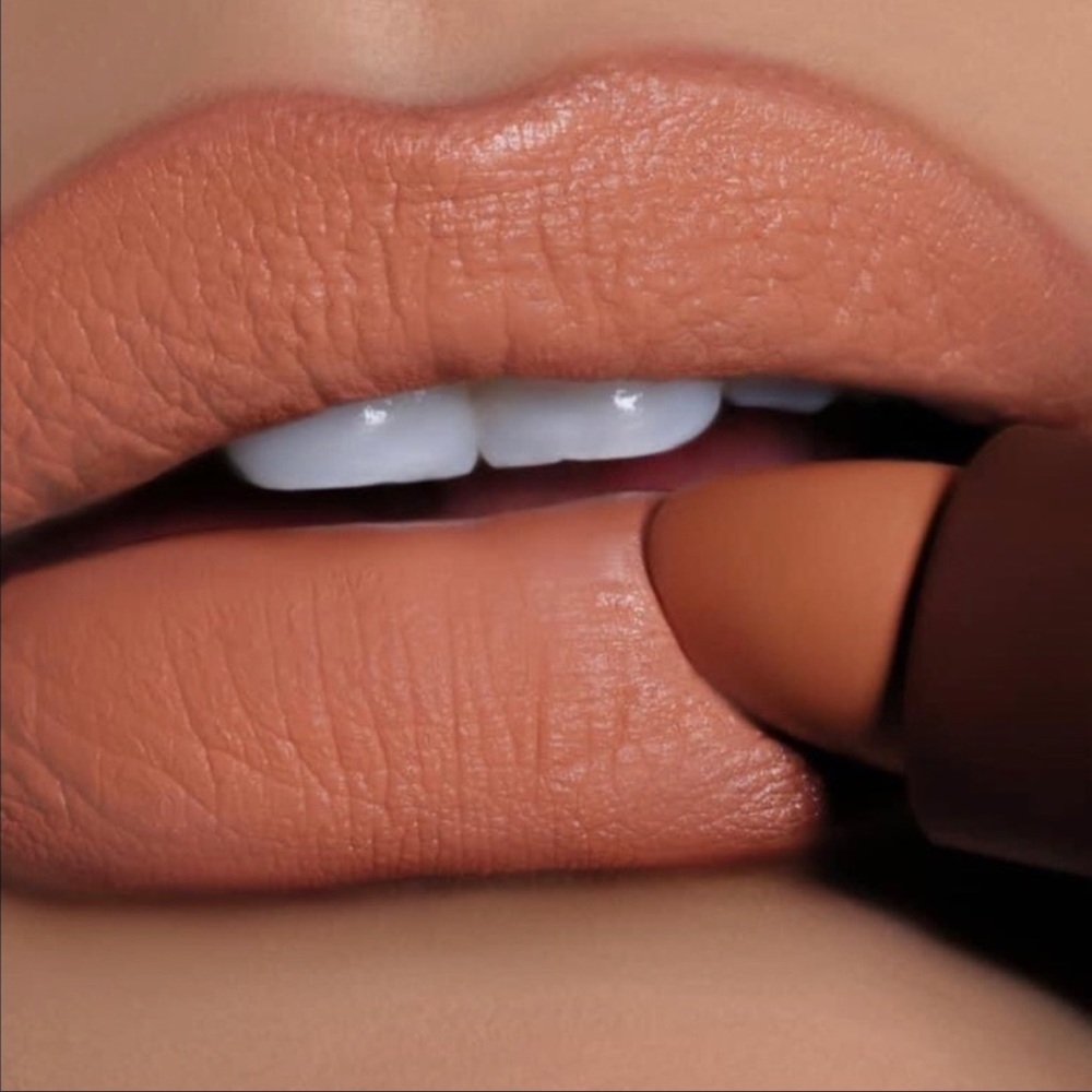 KKW Beauty 90’s Style Lipstick 💄